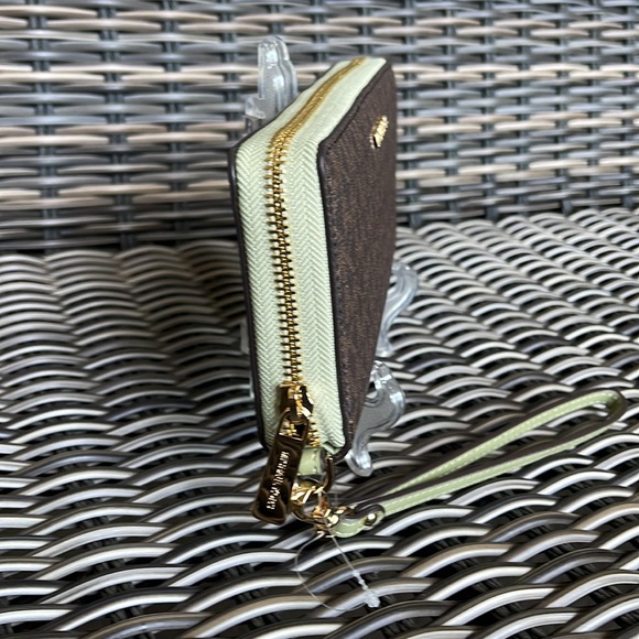 Michael Kors Jet Set Travel Large Travel CONTINENTAL 
Light Sage - Picture 11 of 16